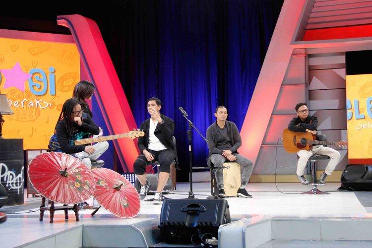 Grup band NAFF tampil dalam live streaming acara musik Selebrasi (Selebritas Beraksi) di Studio 1 KompasTV, Jakarta Pusat pada Selasa (13/11/2018).