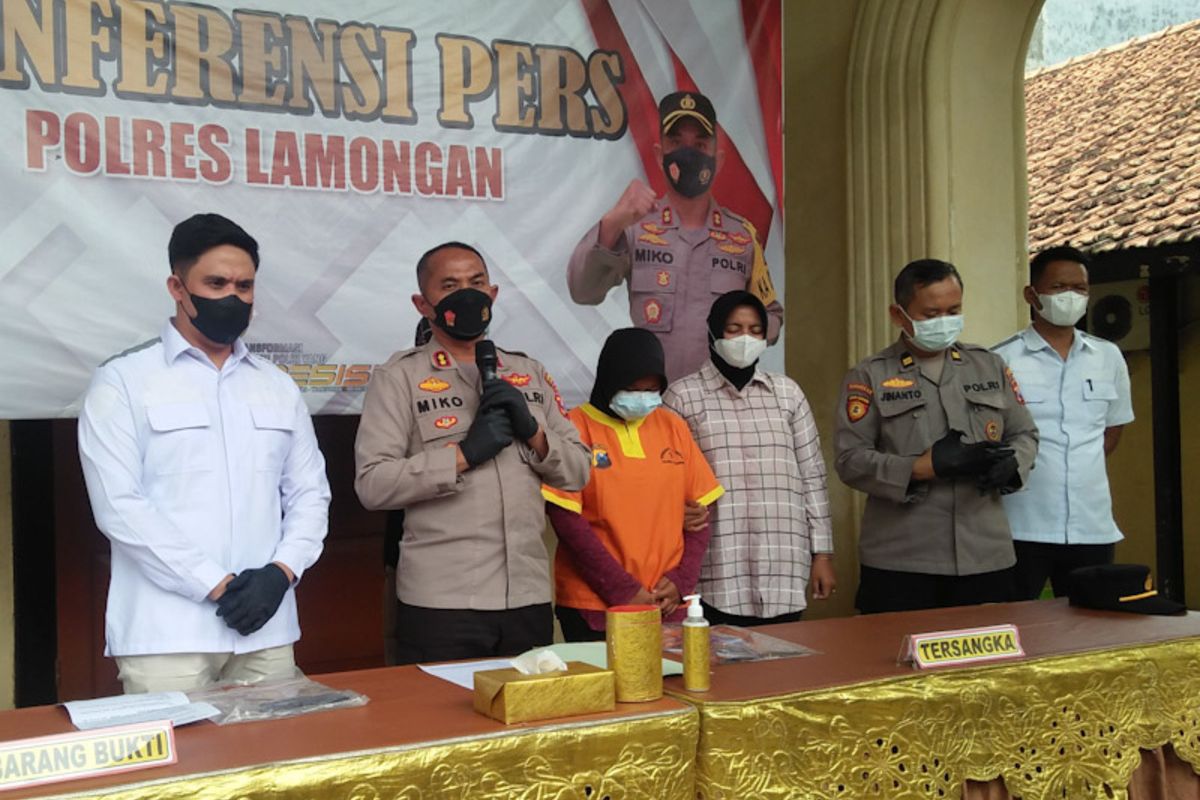 Kapolres Lamongan AKBP Miko Indrayana (dua dari kiri) bersama S tersangka investasi bodong (tengah), saat rilis pengungkapan kasus di Mapolsek Babat, Kamis (13/1/2022).