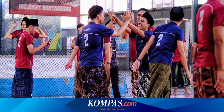 Kenakan Kaus "Samsul", Gibran Bermain Futsal dengan Para Gus di Cirebon