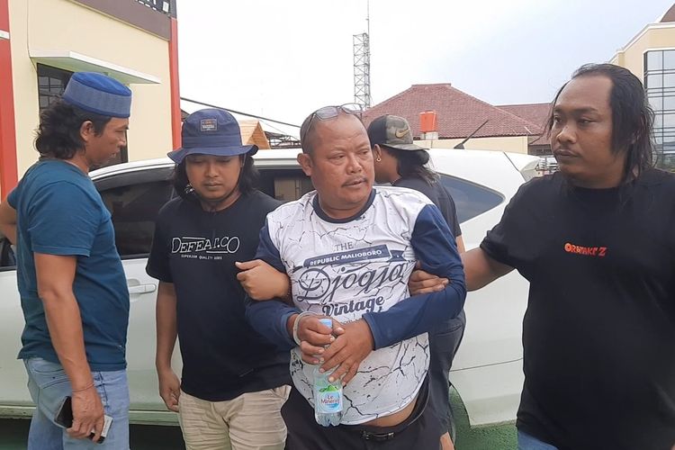 Rumidi saat dibawa polisi di Mapolres Blora, Jawa Tengah pada Minggu (17/9/2023)