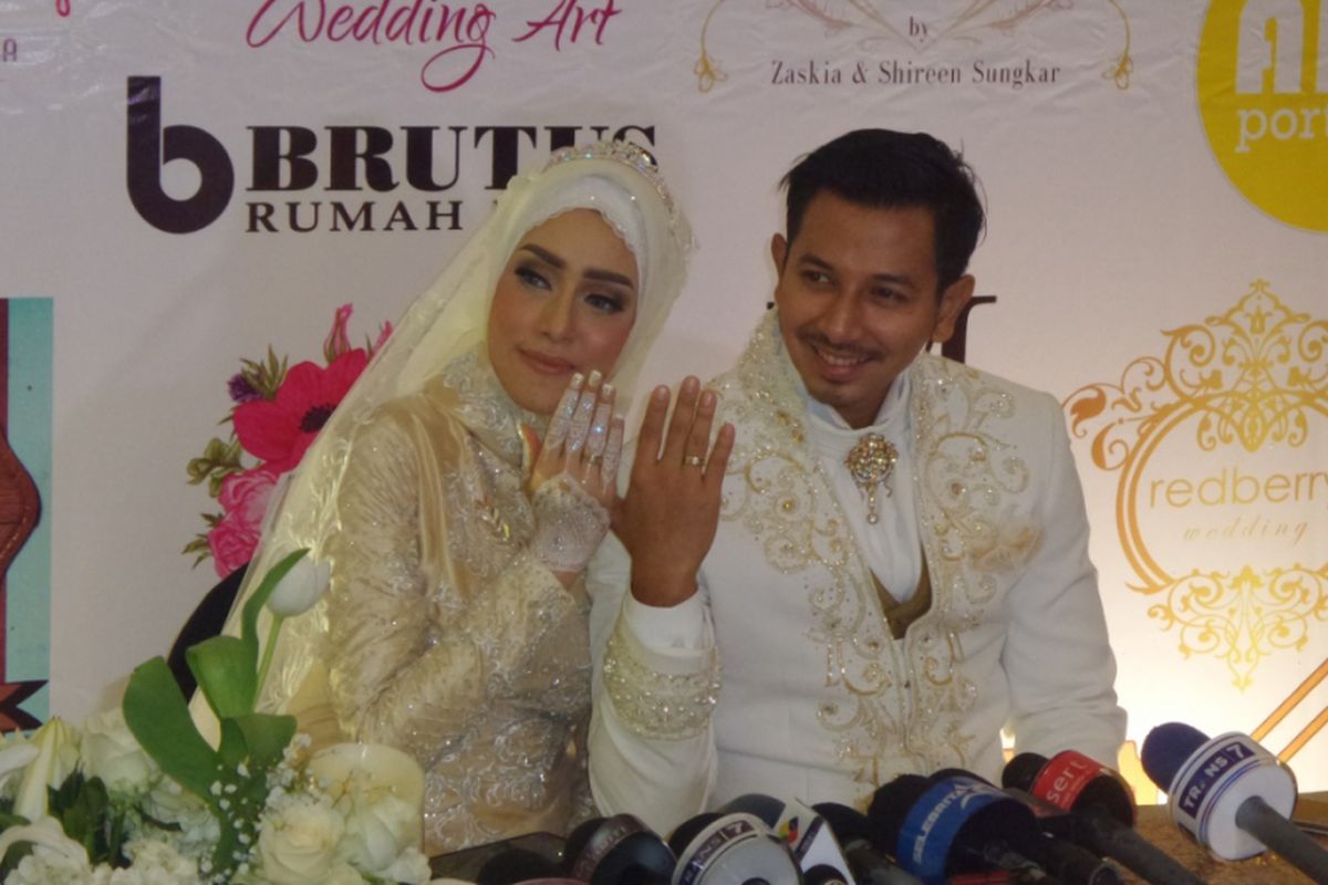 Fairuz A Rafiq dan Sonny Septian usai melangsungkan akad nikah di JS Luwansa, Kuningan, Jakarta Selatan, Minggu (21/5/2017).