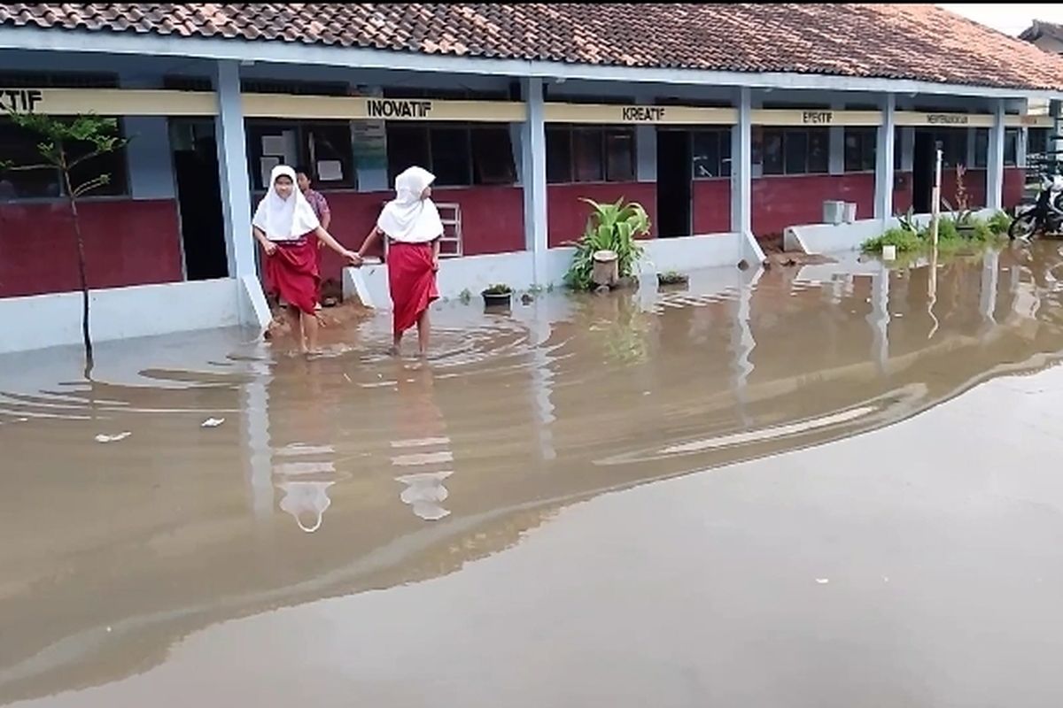 SD Negeri di Kendal Ini Sudah 10 Tahun Kerap Terendam Banjir Rob, Murid Belajar Tanpa Sepatu