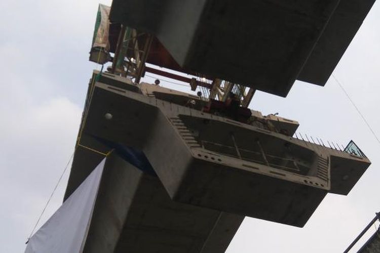 Pengangkatan box girder segmen terakhir paket Tendean jalan layang non tol Ciledug-Tendean, Selasa (18/10/2016).