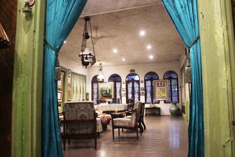 Salah satu sudut ruangan di cagar budaya Bumi Ageung Cikidang, Kabupaten Cianjur, Jawa Barat berikut benda-benda bersejarah yang masih terawat baik.