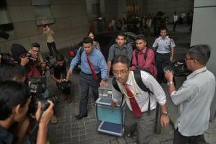 Anggota kepolisian Malaysia menyita sejumlah dokumen dari kantor 1MDB, perusahaan investasi milik pemerintah, terkait kasus dugaan aliran uang ke rekening pribadi PM Najib Razak.