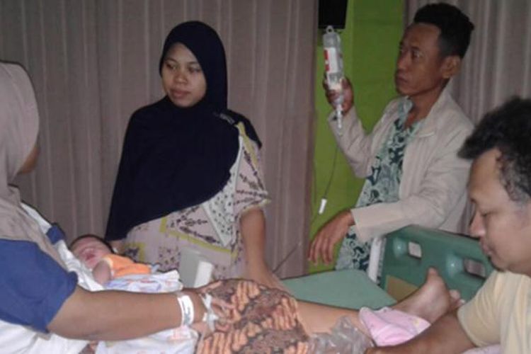 Proses melahirkan seorang ibu hamil yang ditemani anggota ronda ibu hamil, di Desa Peninggaran Kecamatan Peninggaran Kabupaten Pekalongan, Jawa Tengah.