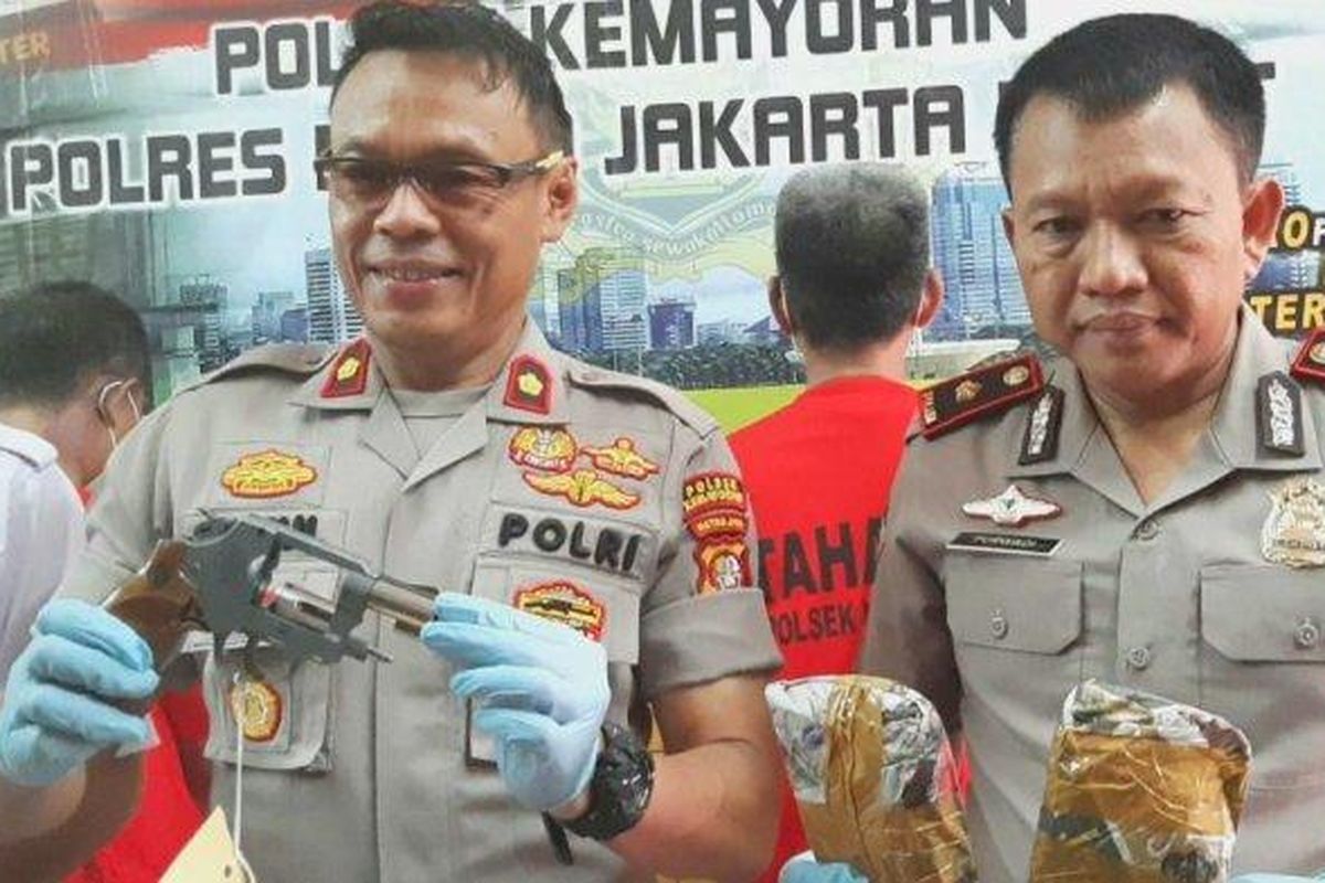 Kapolsek Metro Kemayoran, Kompol Saiful Anwar (kiri), saat memegang barang bukti senpi rakitan milik AS, saat konferensi pers di kantor Polsek Kemayoran, Jakarta Pusat, Kamis (31/10/2019). 
