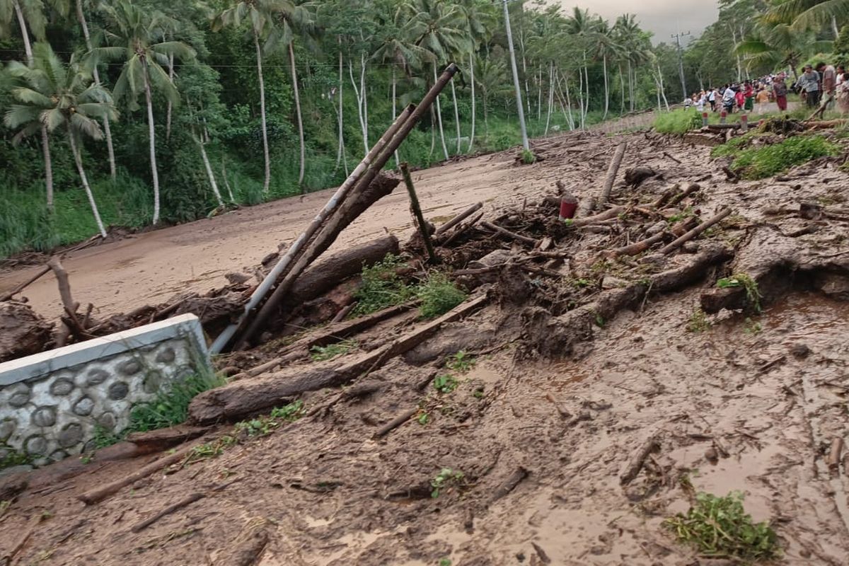 Banjir bandang melanda tiga desa di lereng Gunung Raung Kabupaten Jember pada Senin (23/12/2024)