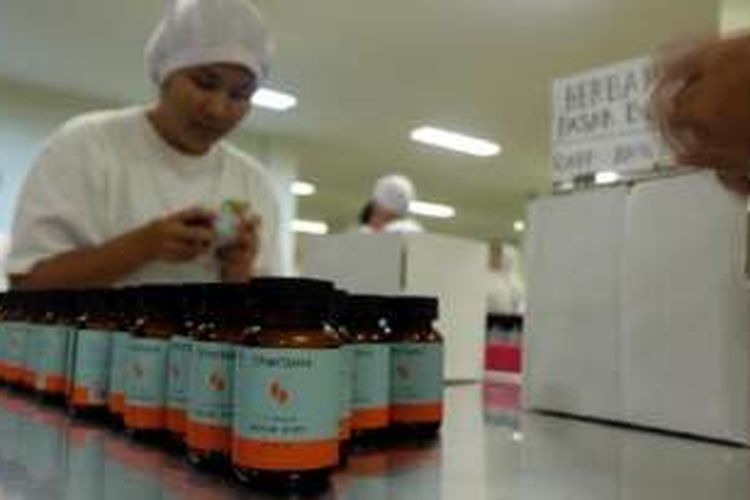 Pekerja mengemas obat herbal Herbana varian pasak bumi yang diproduksi PT Deltomed Laboratories di fasilitas pabrik di Desa Nambangan, Wonogiri, Jawa Tengah, Rabu (26/10). 