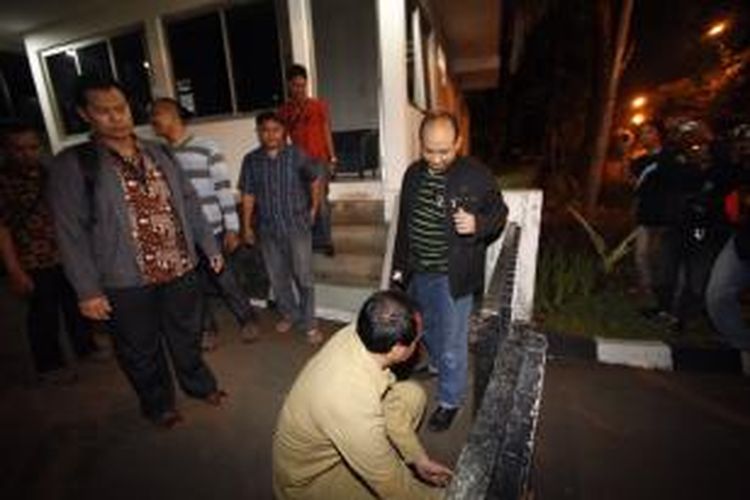 Penyidik Komisi Pemberantasan Korupsi meninggalkan rumah dinas Ketua Mahkamah Konstitusi, Akil Mochtar seusai menyegel mobil dinas Ketua Mahkamah Konstitusi (MK) di kawasan Widia Chandra, Jakarta, Rabu (2/10/2013). Akil Mochtar ditangkap KPK Rabu malam.
