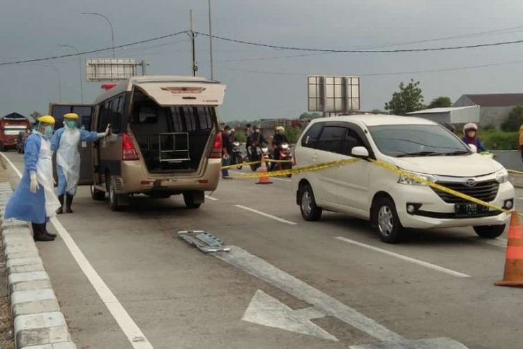 Evakuasi korban meninggal dalam mobil di area pintu masuk Tol Madiun