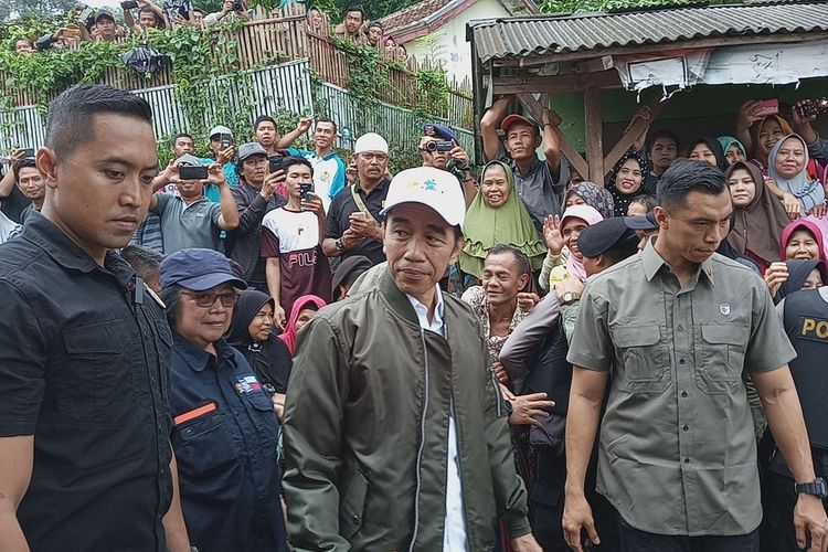 Presiden Joko Widodo (Jokowi) meninjau lokasi bencana banjir dan longsor di Kampung Banar, Desa Harkatjaya, Kecamatan Sukajaya, Senin (3/2/2020).