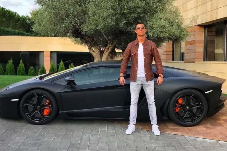Cristiano Ronaldo dengan salah satu koleksi supercar-nya