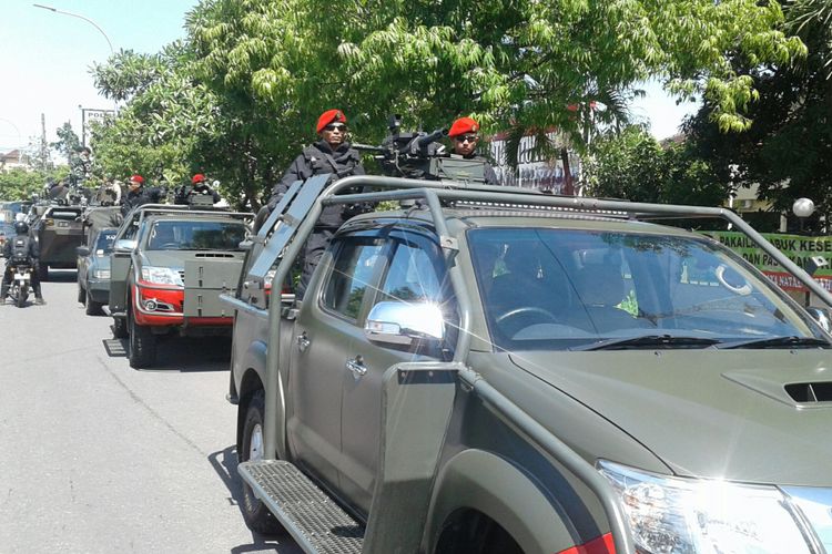 Personel Grup 2 Kopassus Kandang Menjangan bersiap untuk melakukan patroli besar jelang Natal di Solo, Jawa Tengah, Minggu (24/12/2017).