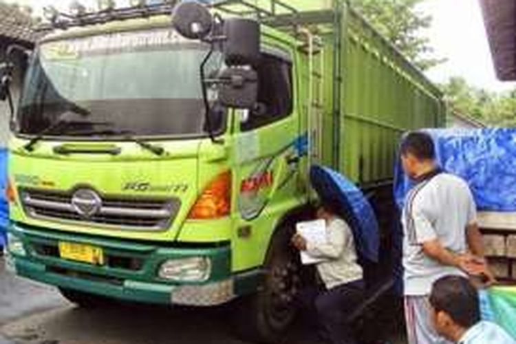 Caption: Mobil truck ini telah disita oleh Polda NTB dan Dinas Kehutanan Provinsi NTB, lantaran diduga mengangkut kayu ilegal, sejak tahun 2013 lalu.