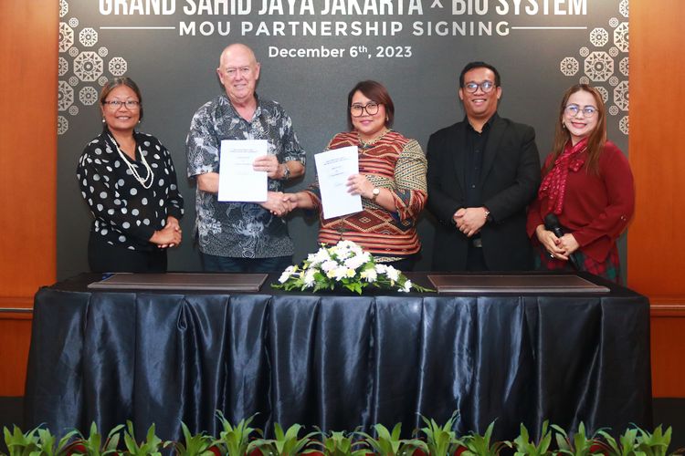 Penandatangan kerja sama Hotel Grand Sahid Jaya Jakarta dan PT Biosystems untuk program Green, Sustainability, Zero Plastic dan Zero Carbon pada 7 Desember 2023.