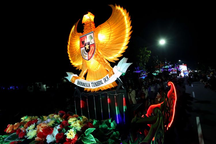 Warga membawa lampion lambang Pancasila saat upacara tradisi Bedhol Pusaka di halaman Museum Istana Gebang Kota Blitar, Jawa Timur, Selasa (31/5/2022) malam. Tradisi Bedhol pusaka yang dirangkai dengan pawai lampion yang diikuti oleh sejumlah warga tersebut digelar jelang peringatan hari lahir Pancasila.