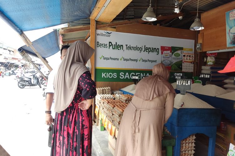 Penjual beras di pasar tradisional Masomba Kota Palu, layani pembeli, Rabu (20/9/2022).