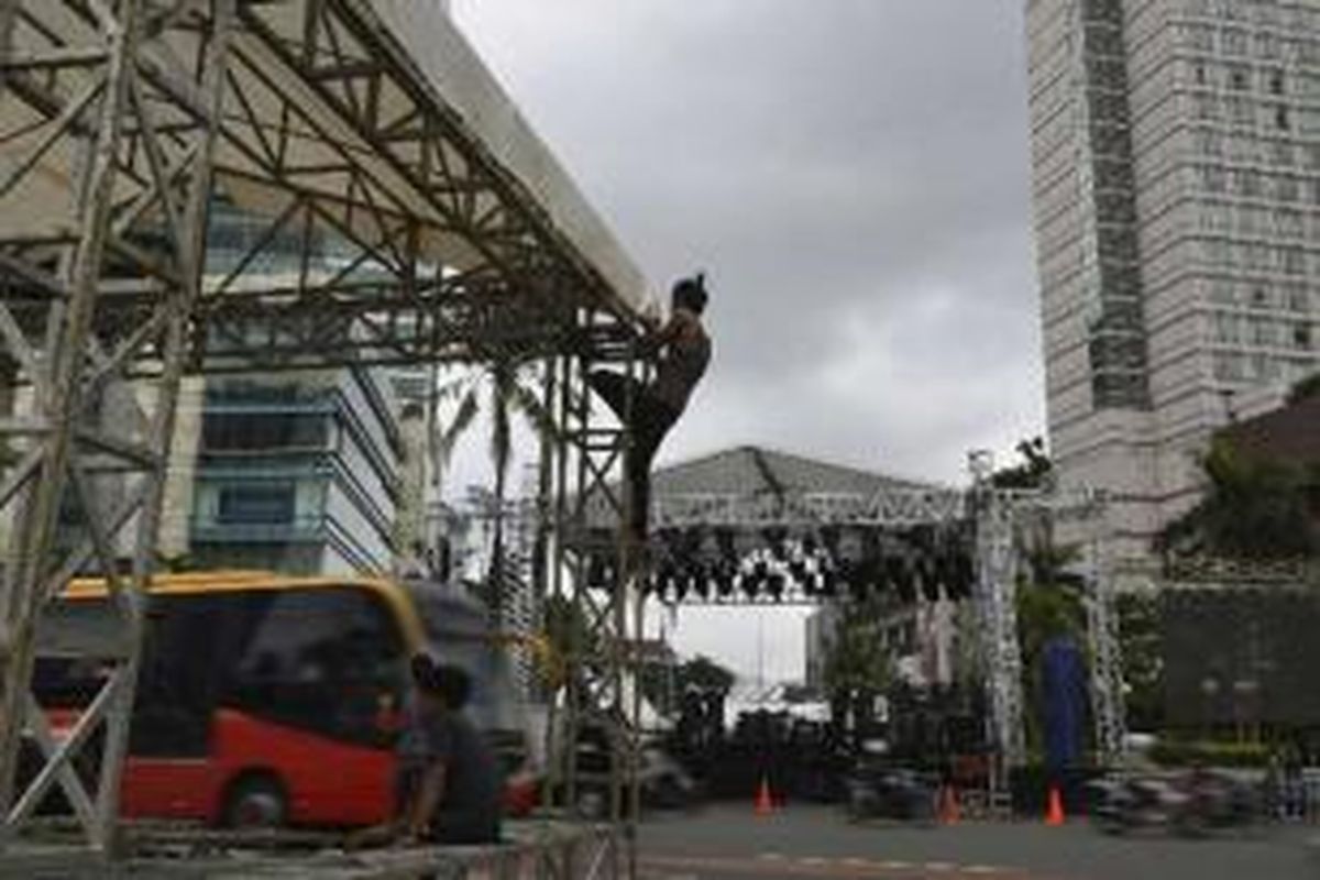 Pekerja menyiapkan panggung di Bundaran Hotel Indonesia, Jakarta, Senin (30/12/2013). Panggung tersebut rencananya akan digunakan untuk perayaan malam Tahun Baru 2014 dengan menampilkan atraksi budaya dan musik. 
