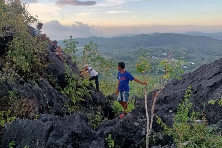 Wisatawan mancanegara asal Inggris dipandu Sefry dan Pemuda Wontong mendaki Puncak Empo Sanga, Desa Wontong, Kecamatan Macang Pacar, Kabupaten Manggarai Barat, NTT, Rabu, (10/5/2023). 