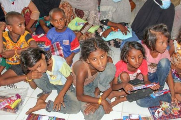 Sejumlah etnis Rohingya menunggu di ruangan setelah menjalani pemeriksaan kesehatan dan identifikasi di tempat penampungan sementara di bekas kantor Imigrasi Punteuet, Blang Mangat, Lhokseumawe, Aceh, Jumat (26/06). 