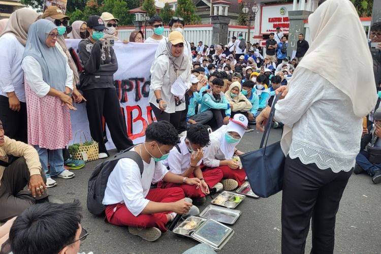 Ribuan Relawan SPPG di Banyumas Demo: Tangkap Koruptornya, Bukan Hentikan MBG-nya