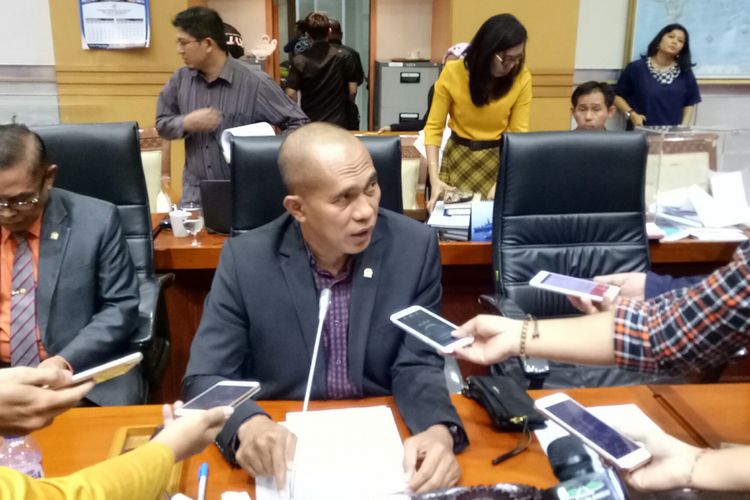 Ketua Komisi I DPR Abdul Kharis Almasyhari memberikan keterangan pers seusai uji kelayakan dan kepatutan komisioner KIP