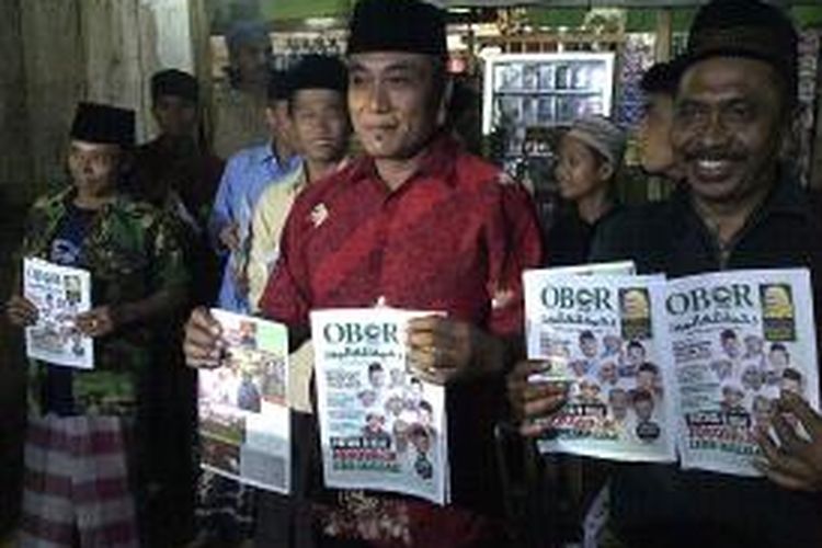 Beberapa santri saat membagikan Tabloid Obor Rahmatal Lil Alamin, kepada warga yang datang dalam acara yang dihadiri Jokowi, di Ponpes Babussalam, Kabupaten Malang, Jawa Timur.Jumat (27/6/2014).