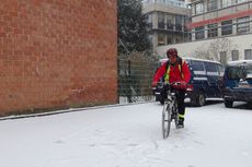 Asyiknya Bersepeda Saat Hujan Salju di Belgia!