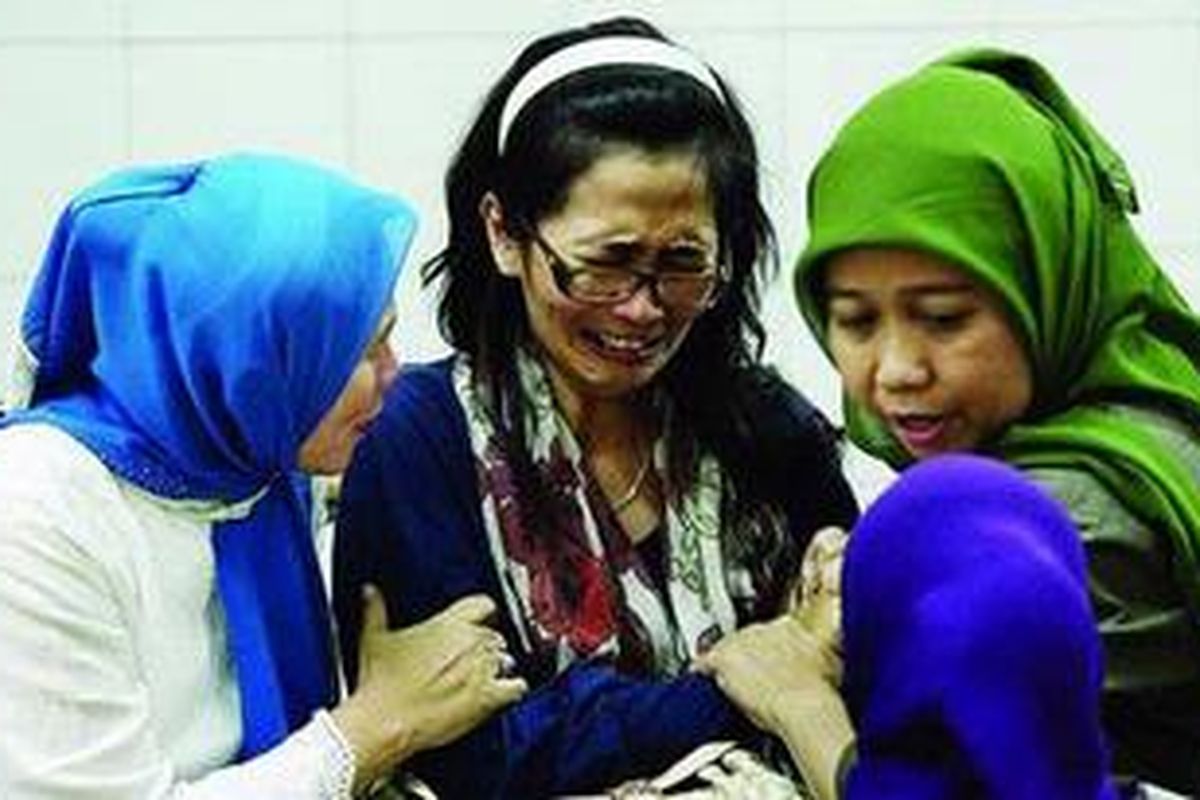 Sejumlah kerabat menenangkan keluarga salah satu penumpang pesawat Sukhoi Superjet 100 di Terminal Kedatangan Bandara Halim Perdanakusuma, Jakarta, Rabu (9/5/2012). Pesawat Sukhoi Superjet 100 hilang kontak di sekitar Gunung Salak, Bogor, Jawa Barat, saat demo terbang.