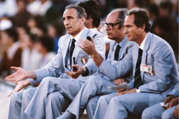 Pelatih Italia Enzo Bearzot bersama staf pelatih tim nasional Italia di Piala Dunia 1982.