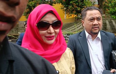 Artis Roro Fitria saat tiba di Pengadilan Agama Jakarta Selatan untuk menghadapi sidang putusan cerai dari Andre Irawan pada Selasa (6/12/2022).