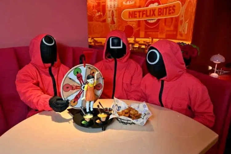 Staf dengan kostum Squid Game di restoran Netflix Bites Vegas