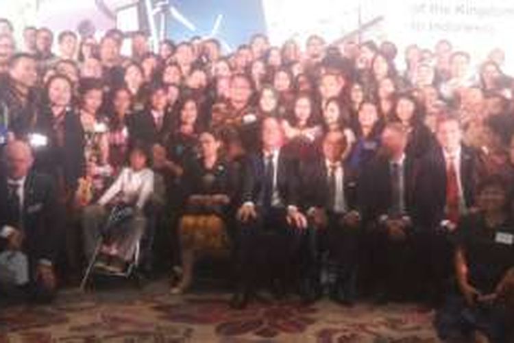 Perdana Menteri Kerajaan Belanda Mark Rutte dan Menteri Luar Negeri RI Retno Marsudi berfoto bersama ratusan alumni perguruan tinggi Belanda pada acara 'Young Leaders & Alumni Reception