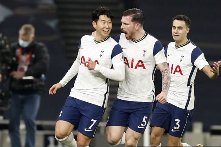 Son Heung-min (kiri) dan rekan setimnya merayakan gol pada pertandingan Tottenham vs Arsenal pada lanjutan pekan ke-11 Liga Inggris di Stadion Tottenham Hotspur, Minggu (6/12/2020) malam WIB. 