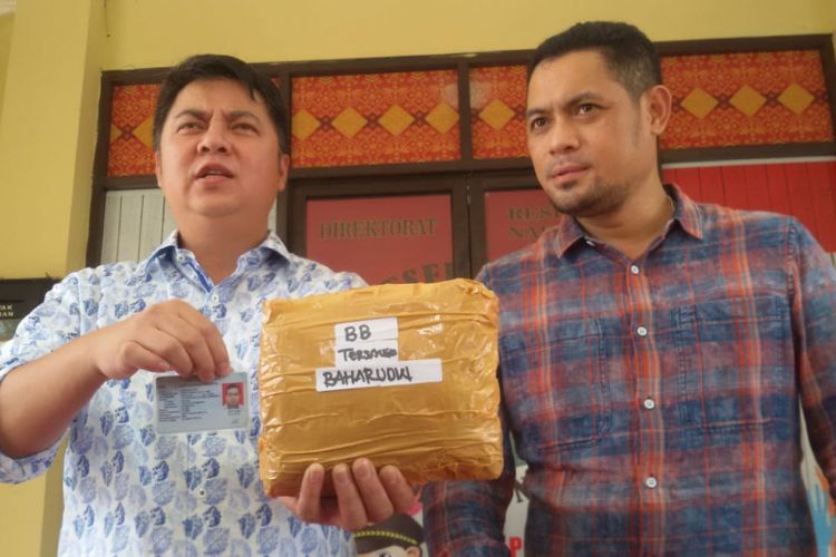 Direktur Reserse Narkoba Polda Sumatera Selatan Kombes Pol Farman menunjukkan barang bkti sabu seberat 1kilogram dari tersangka Baharudin yang ditembak mati, Jumat (31/8/2018).