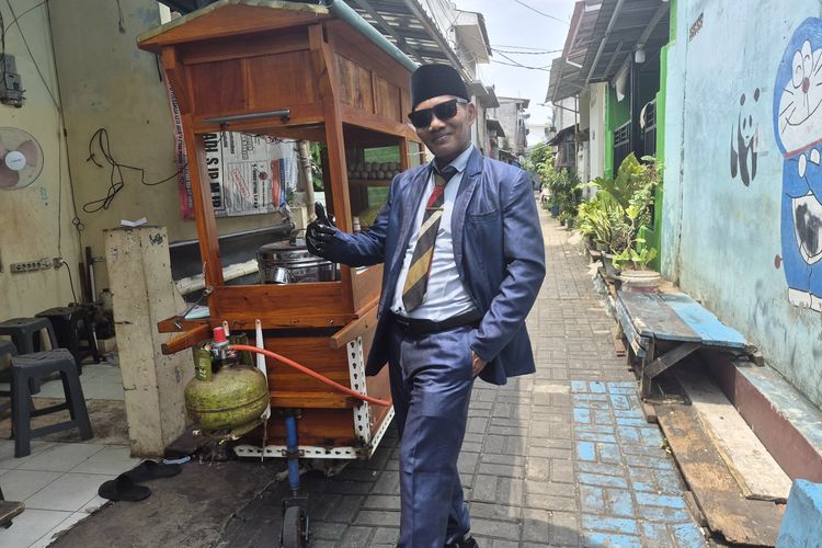 Strategi Tak Biasa Pedagang Kaki Lima: Jual Bakso Pakai Jas hingga Cosplay Anime