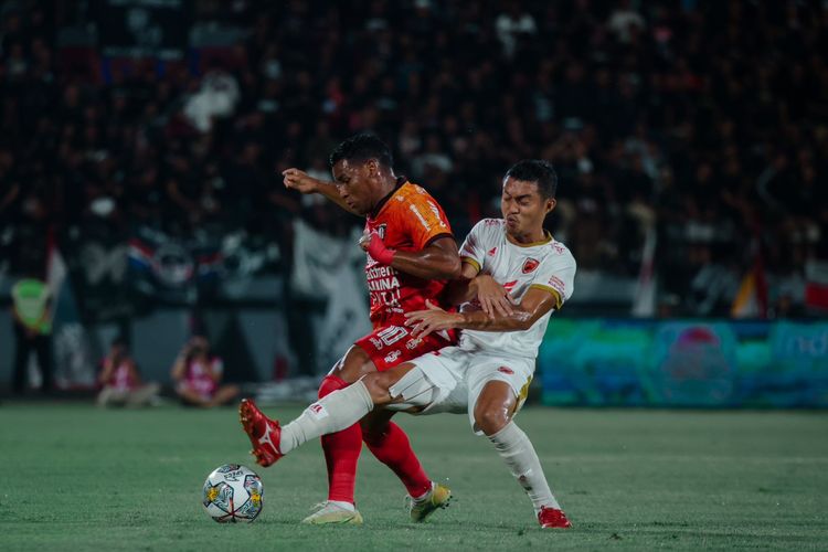Aksi Eber Bessa (10) dalam laga leg pertama playoff internal Liga Champions Asia 2023-2024 antara Bali United vs PSM Makassar di Stadion Kapten I Wayan Dipta, Gianyar, Selasa (6/6/2023).