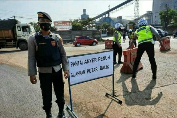 Petugas kepolisian menutup akses menuju Pantai Anyer karena jumlah wisatawan sudah membludak, melebihi 50 persen kapasitas. 