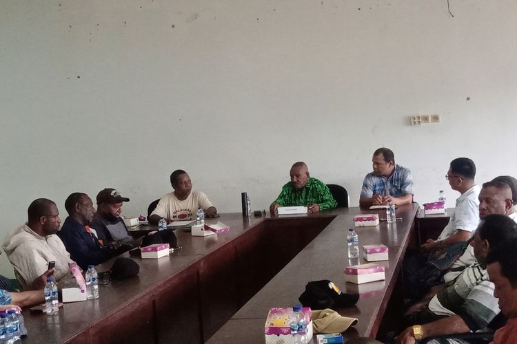 Pengurus DAP Wilayah III Doberai, saat bersama-sama dengan para kepala suku dan pemilik perusahaan dari helikopter, saat melangsungkan pertemuan yang dilangsungkan di Kantor DAP Doberai, Sanggeng, Kabupaten Manokwari, Papua Barat, Rabu (18/8/2022).