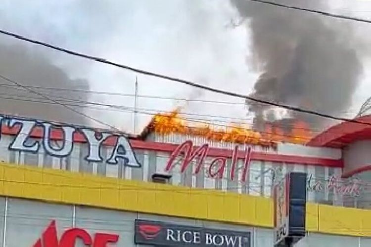 Pusat Perbelanjaan Suzuya Mall di Banda Aceh terbakar, Senin (4/4//2022). Belum diketahui penyebab api yang menyambar dari lantai 3 gedung tersebut.