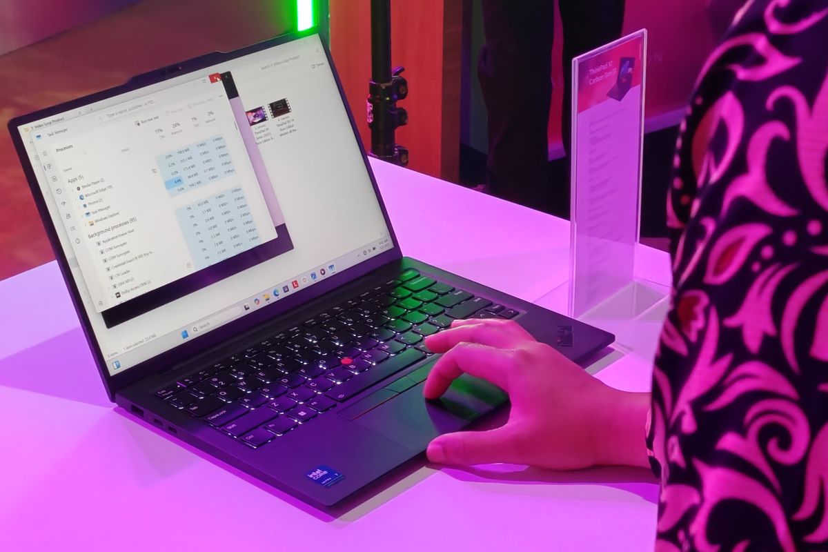 Pengunjung mencoba Lenovo ThinkPad X1 Carbon Gen 13 di peluncuran ThinkPad Aura Edition di Thamrin Nine Ballroom, Jakarta Pusat, Rabu (7/5/2025). Laptop dengan embel-embel Aura Edition ini diklaim lebih canggih dan cerdas.