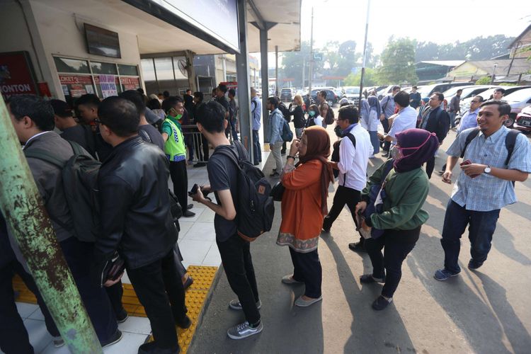 Sejumlah penumpang antre membeli tiket kertas di Stasiun Rawabuntu, Kota Tangerang Selatan, Banten, Senin (23/7/2018). Antrean panjang yang terjadi di seluruh stasiun KRL karena adanya perbaikan sistem e-ticketing yang dilakukan PT Kereta Commuter Indonesia (KCI).