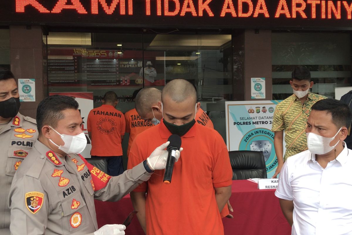 Kapolres Metro Jakarta Selatan Kombes Pol Azis Andriansyah berbincang dengan salah satu tersangka yang berperan sebagai penjual narkotika jenis tembakau sintetis di Mapolres Jakarta Selatan, Jumat (28/5/2021) siang.