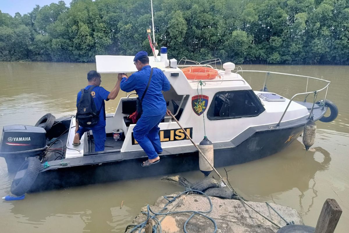 Pihak kepolisian saat melakukan pencarian korban tenggelam di Sungai Marparan, Kecamatan Sreseh, Kabupaten Sampang, Selasa (20/5/2025). 