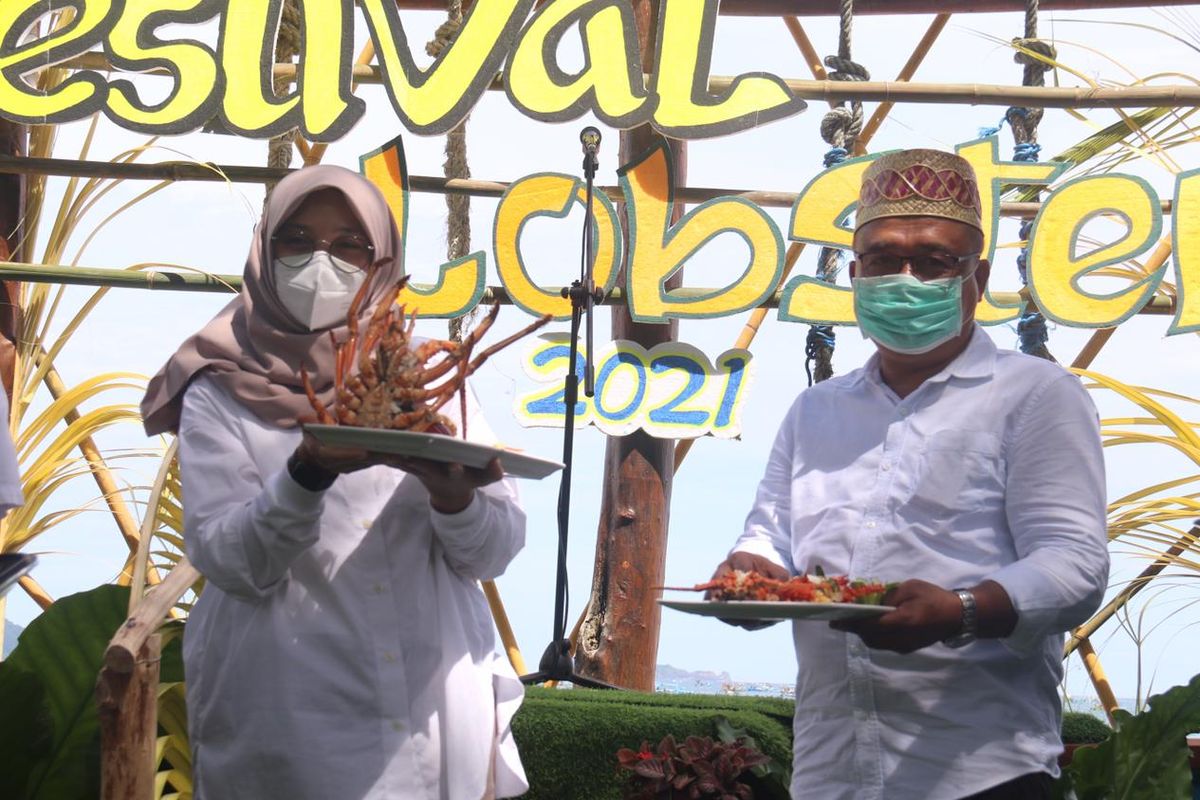 Salah satu sajian kuliner olahan lobster dalam acara Festival Lobster di Pantai Mustika, Kecamatan Pesanggaran, Minggu (4/4/2021).

