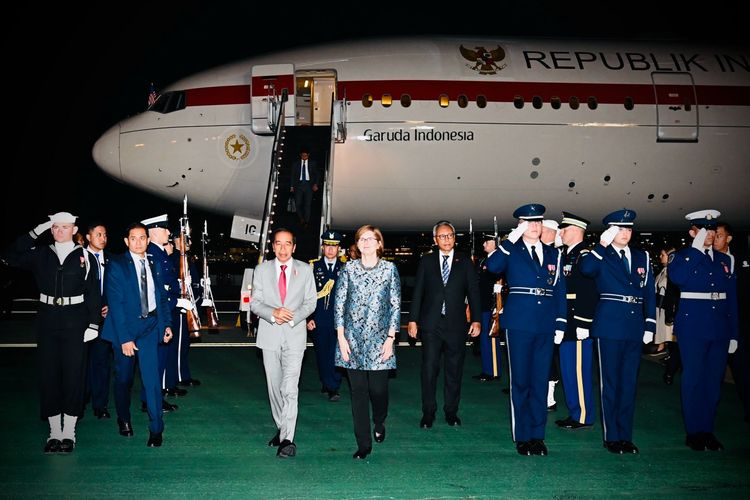 Presiden Joko Widodo tiba di San Fransisco, Amerika Serikat (AS) untuk hadir dalam Konferensi Tingkat Tinggi (KTT) APEC usai menempuh penerbangan selama 5 jam dari Washington DC. 