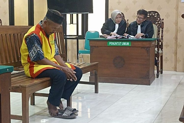 Menurut tim kuasa hukumnya, Suyatno dipaksa mengakui perbuatan pencurian ayam milik kepala desa.