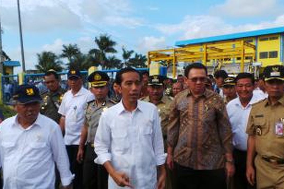 Menteri Pekerjaan Umum Perumahan Rakyat Basuki Hadimuljono, Presiden Joko Widodo, Gubernur DKI Basuki Tjahaja Purnama, dan Wali Kota Jakarta Utara Rustam Effendi saat meninjau Kali Tunjungan, Jakarta Utara, Rabu (18/2/2015).