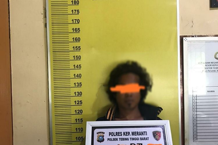 Tersangka penganiayaan, RZ (33) saat diamankan di Polsek Tebing Tinggi Barat, Kabupaten Kepulauan Meranti, Riau, Rabu (4/11/2020).